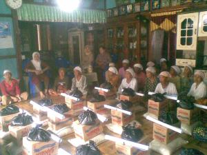 Pembagian bantuan Sembako Oleh Dinas Sosial OKI yang disampaikan oleh Camat Mesuji Raya (Karsudin Aguscik) dan Kepala Desa Embacang (Eriyanto Marzuki)